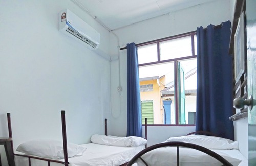 Kampung Lintang House | OYO 90571 Red Door Homestay
