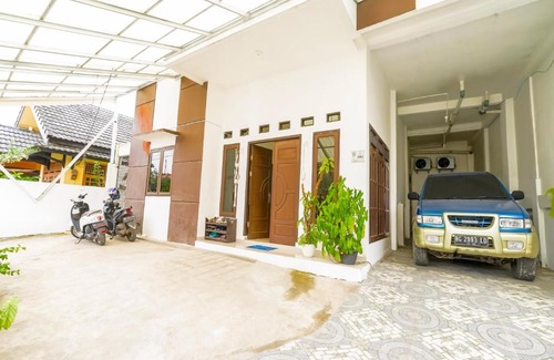 Palembang Hotel | OYO 90595 Ferezsa Kost Syariah