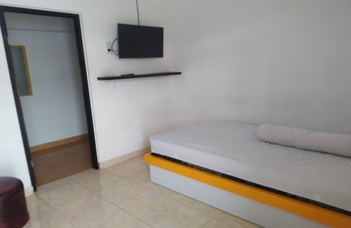 Palu Hotel | OYO 90699 Yellow White Guesthouse Palu
