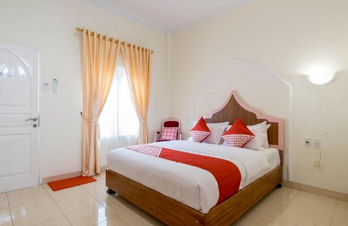 Medan Hotel | OYO 90741 Grand Shaqilla