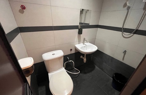 Taman Universiti Hotel | OYO 91045 Jb Sojourn
