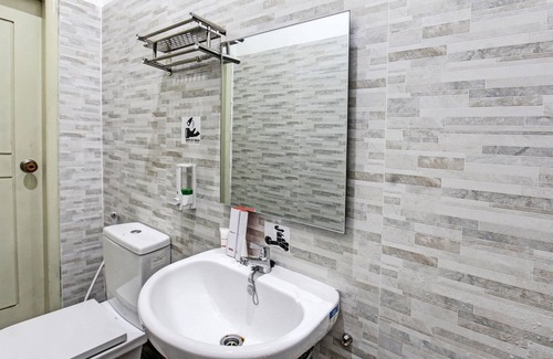 Gerung Hotel | OYO 91739 Ayu Bypass MansionNearBundaran Gerung