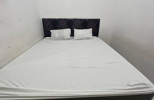 Makassar Hotel | OYO 92100 Kost Biru