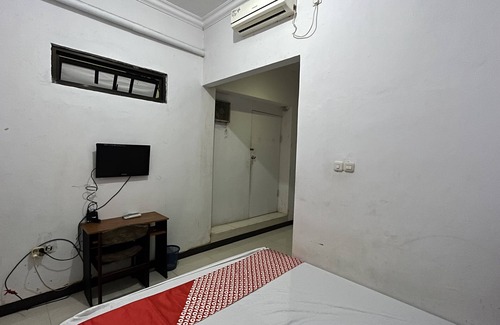 Makassar Hotel | OYO 92100 Kost Biru