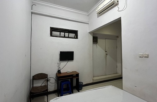 Makassar Hotel | OYO 92100 Kost Biru