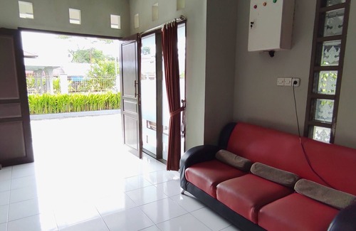 Enrekang Hotel | OYO 93051 Wisma Syariah Buloe Near Lapangan Abubakar Lambogo Batili Enrekang
