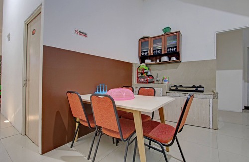 West Semarang Hotel | OYO 93095 New Puspa Residence