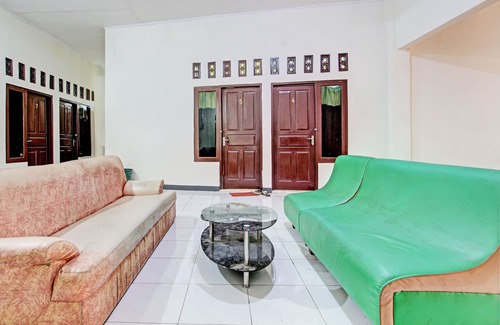Brebes Hotel | OYO 93208 Guest House Cemara 2