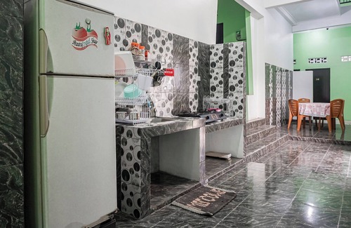 Rajabasa Hotel | OYO 93695 Guest House Riharti Syariah