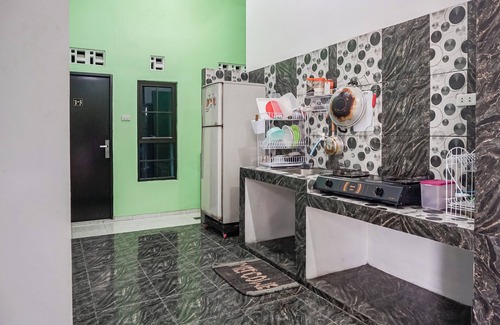 Rajabasa Hotel | OYO 93695 Guest House Riharti Syariah