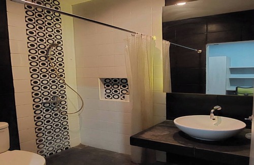 Binong Hotel | OYO 93808 Lincoln Dormitory