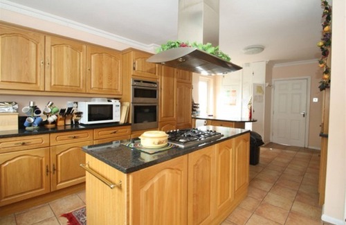 Oakleigh Hotel | OYO Guest House Ellipse