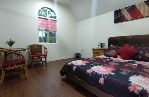 Kampung Mendok Hotel | OYO Home 90711 Roses Villa