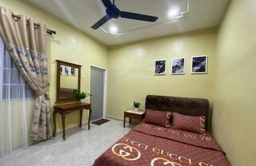 Kampung Mendok Hotel | OYO Home 90711 Roses Villa
