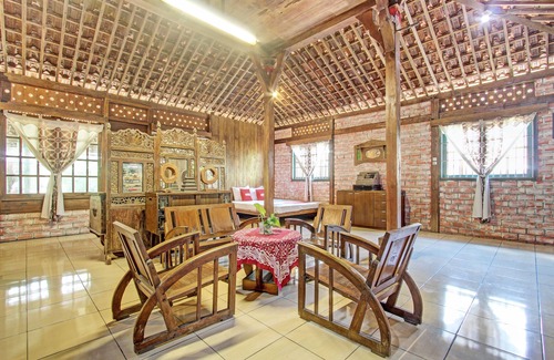 Colomadu Hotel | OYO Homes 93598 Omah Baturan Syariah