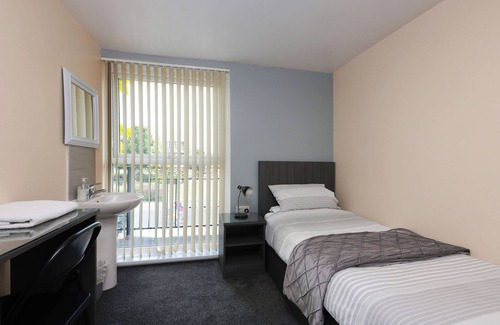 Uxbridge South House | OYO Honeycroft Lodge