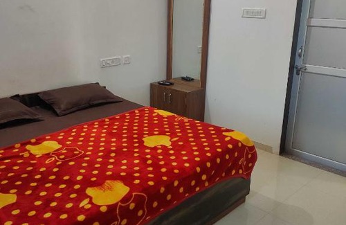 Lachhmangarh Hotel | OYO Hotel King's Residency