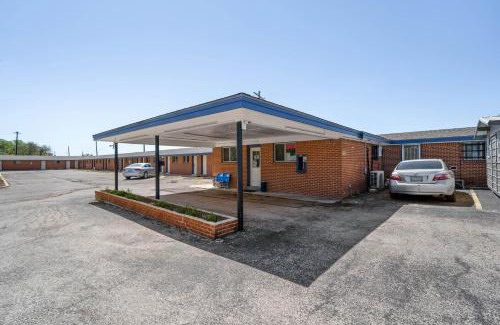 Luling Hotel | OYO Hotel Luling TX Downtown I-10/US-90