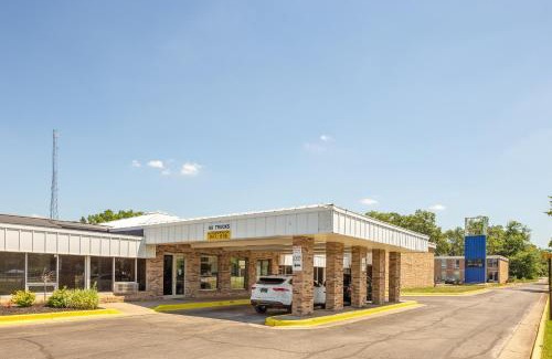 Muskegon Heights Hotel | OYO Hotel Mona Lake Muskegon