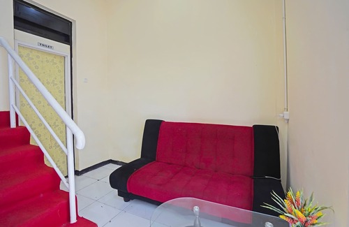 Waru Hotel | OYO Life 91727 Luxury Homestay Sidoarjo