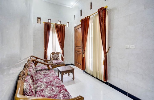 Waru Hotel | OYO Life 91893 Kost Jeje Syariah