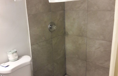 Ashland Hotel | OYO Palm Leaf Motel