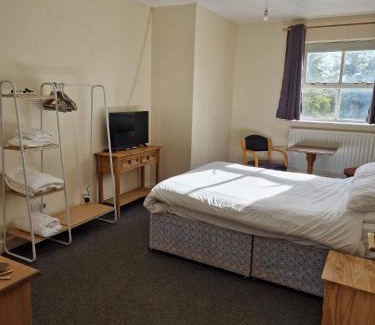 Hersham Bed & Breakfast | OYO The Watermans Arms Hersham