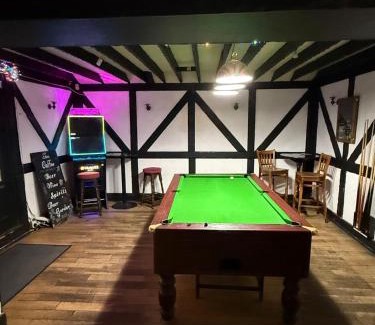Hersham Bed & Breakfast | OYO The Watermans Arms Hersham