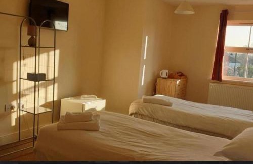 Hersham Bed & Breakfast | OYO The Watermans Arms Hersham