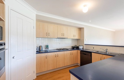 Yamba Apartment | Oyster Cove Sunsets-Nestled along a tranquil canal.