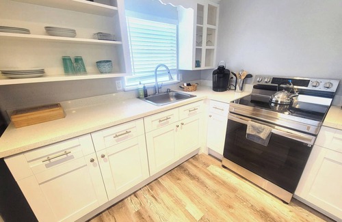 Freeport Cottage | Oyster Creek Fishing Getaway+On Canal+2BD1BA King
