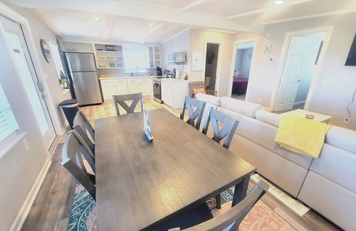 Freeport Cottage | Oyster Creek Fishing Getaway+On Canal+2BD1BA King