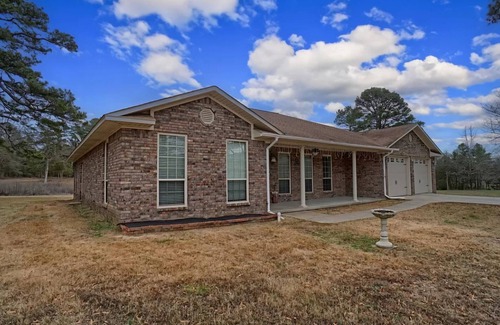Centerville House | Ozarks Country retreat with 10 acres. Hiking trails and lake access both nearby.