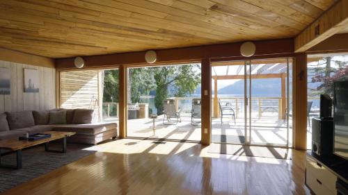 Harrison Hot Springs Villa | Ozarks Luxurious Lakeside Villa at Harrison Lake