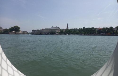 Bayonne House | Péniche UHARTEA chambre d'hôtes "Baionako Gambara"