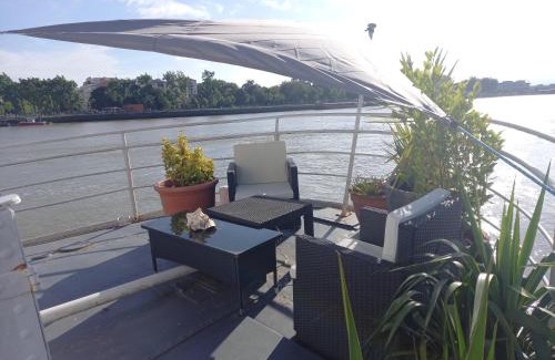 Bayonne House | Péniche UHARTEA chambre d'hôtes "Baionako Gambara"