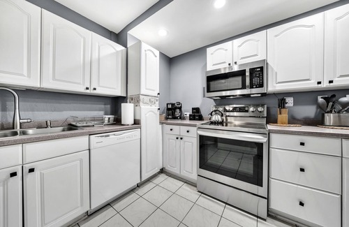 SoNo Apartment | P/8G Remodel 2BR/2BA downtown ATL- Parking & Balcony