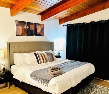 Jasper Place Apartment | P&N Suites - DELUXE KING ROOM- PARIS