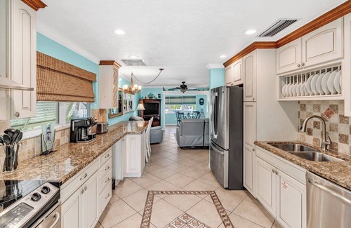 Marathon House | P11 - Charming 2 bedroom 2 bath duplex with private pool and dock -.