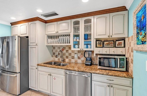 Marathon House | P11 - Charming 2 bedroom 2 bath duplex with private pool and dock -.