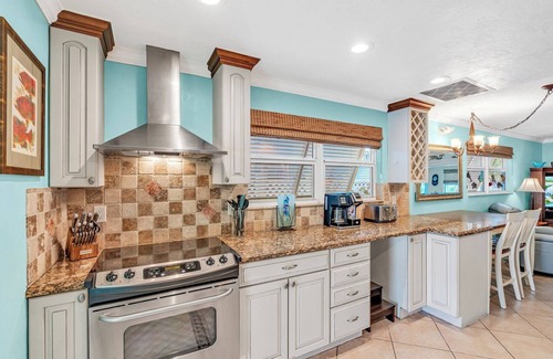 Marathon House | P11 - Charming 2 bedroom 2 bath duplex with private pool and dock -.