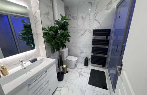 Les Pavillons-sous-Bois Apartment | P20 Suite 5 Etoiles - Sauna & Hammam d'exception, rela et détente absolue