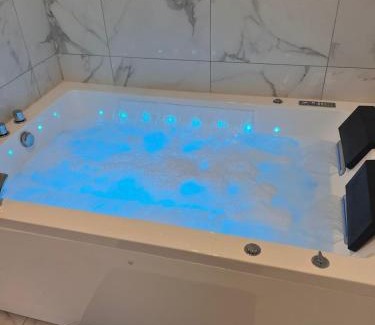 Les Pavillons-sous-Bois Apartment | P21 5 Star Suite - Exceptional Jacuzzy relaxation and absolute relaxation