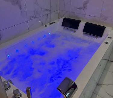 Les Pavillons-sous-Bois Apartment | P21 5 Star Suite - Exceptional Jacuzzy relaxation and absolute relaxation