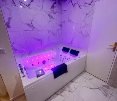 Les Pavillons-sous-Bois Apartment | P21 5 Star Suite - Exceptional Jacuzzy relaxation and absolute relaxation