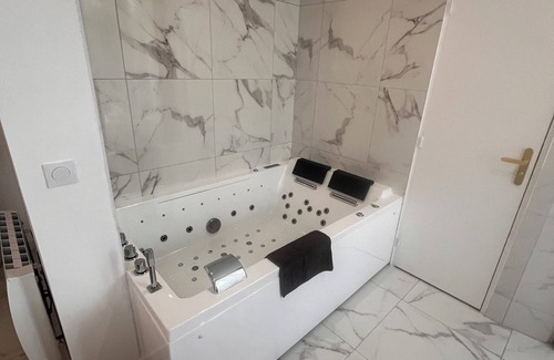 Les Pavillons-sous-Bois Apartment | P21 jacuzzi Suite 5 Etoiles d'exception