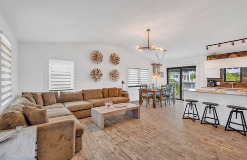 Marathon House | P61 - 2 Bed, 2 Bath with coastal chic vibe and private pool.
