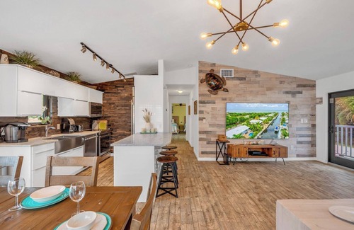 Marathon House | P61 - 2 Bed, 2 Bath with coastal chic vibe and private pool.