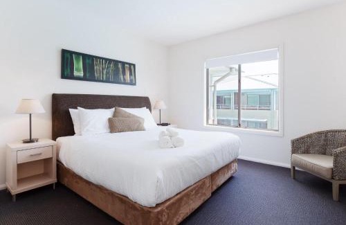 Salamander Bay Apartment | Pacific Blue 245-265 Sandy Point Rd - Dual Key Access, air conditioned unit with resort facilities and linen supplied