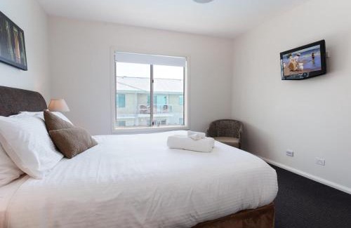 Salamander Bay Apartment | Pacific Blue 245-265 Sandy Point Rd - Dual Key Access, air conditioned unit with resort facilities and linen supplied